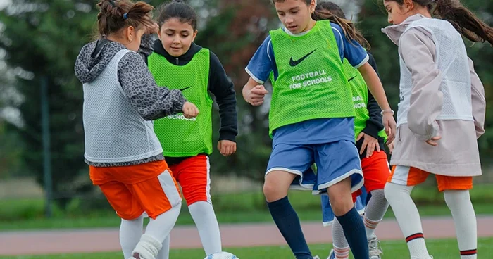 Əfsanəvi futbolçu Bakıda uşaqlarla bir araya gəldi