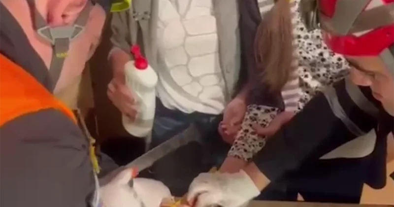 Barmağı stolun üstündəki dəlikdə sıxışdı Belə xilas olundu+Video