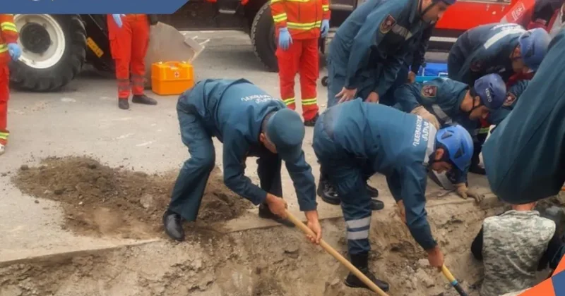 В Ереване рабочие оказались под завалами во время прокладки канализации