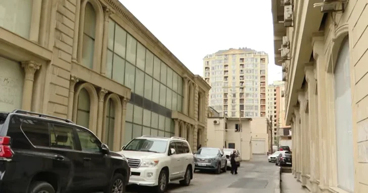 В Баку водителей начали штрафовать за парковку во дворах? В полиции дали разъяснение