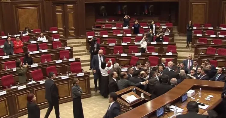 Ermənistan parlamentində kütləvi DAVA: Deputatlar bir birini yumruqladı