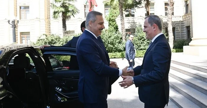 Hakan Fidan Ceyhun Bayramovu qarşıladı
