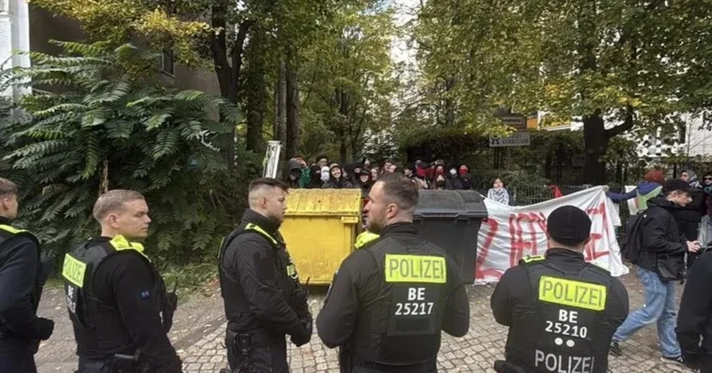 Berlində fəallar daha bir ali məktəbin girişini bağlayıblar