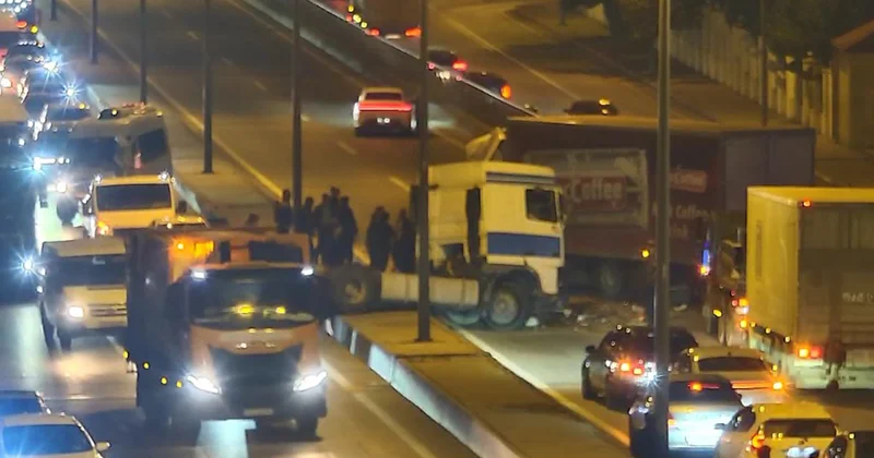 Bakıda yük maşını qəza törətdi Yol bağlandı