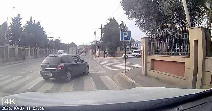 Qırmızı işıqda gəldiyi kimi yolayrıcına girdi 77 SF 681 VİDEO