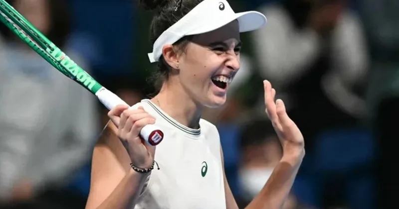 17 yaşlı tennisçi dünya şöhrətli Naomı Osakanı Tokioda məğlub etdi