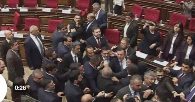 Ermənistan Parlamentində kütləvi dava: yumruq və butulkalardan istifadə edilib