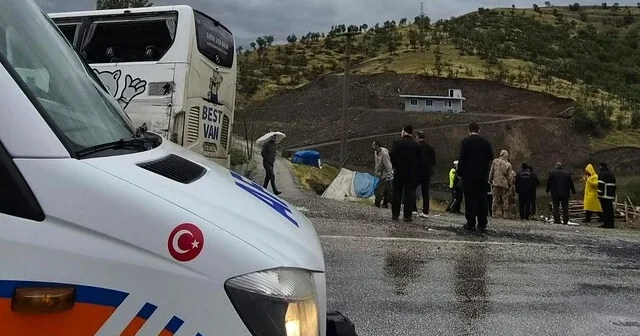 Автобус протаранил крышу жилого дома в Турции: один человек погиб, 14 пострадали