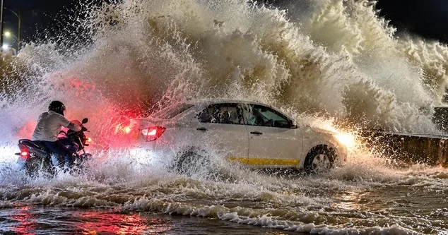 Hindistanda nəhəng dalğalar küçələri bürüdü! 180.000 dən çox insan təxliyə edildi