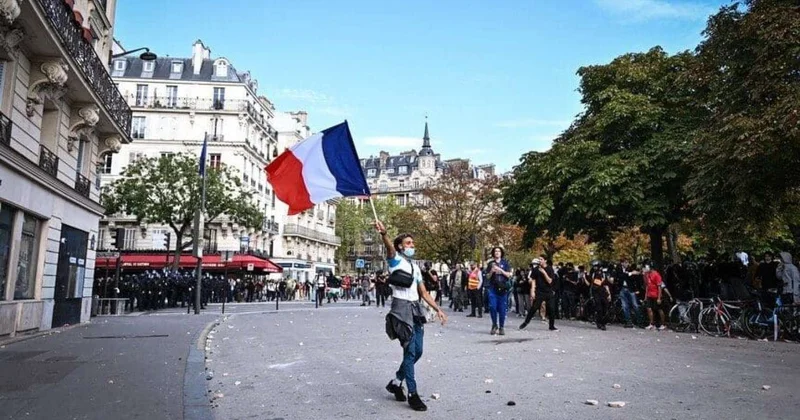 Fransada etirazlar davam edir: Parisdə nümayişlərə məhdudiyyət qoyuldu