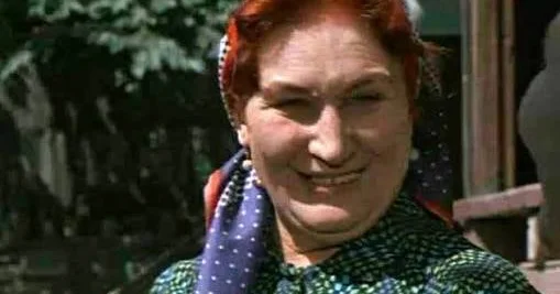 Həmkarını gül yağışına tutan aktrisa