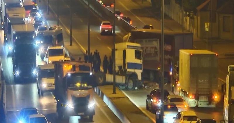 Bakıda yük avtomobili qəza törədib, yolda hərəkət məhdudlaşdırılıb
