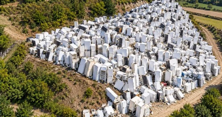 Minlərlə soyuducunu dağın yamacına tulladılar (Foto)