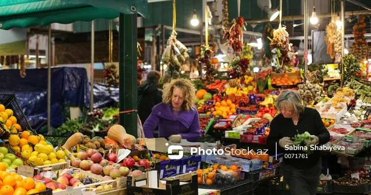 На рынках Баку подорожали сезонные фрукты: продавцы назвали причины