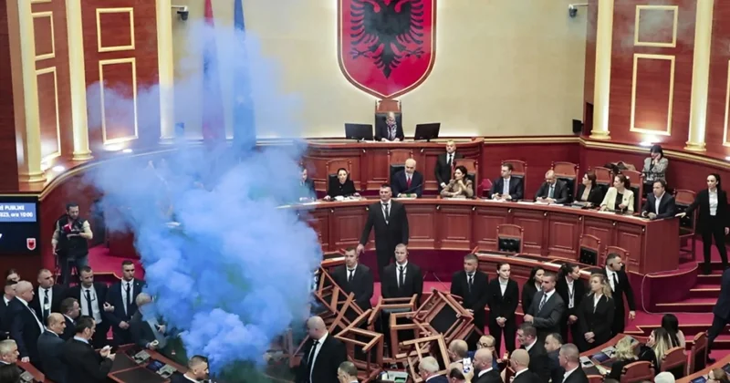 Fişənglər yandırıldı, parlament tüstüyə büründü: Albaniyada gərgin anlar