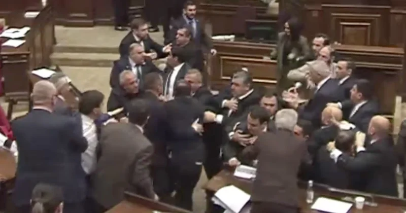 Мордобой в парламенте Армении. Депутата сбили с ног, заседание сорвано видео