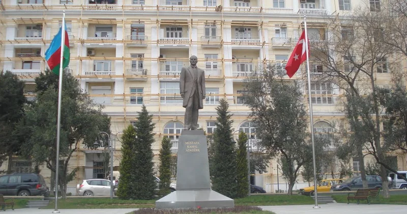 Deputatlar Atatürkün Bakıdakı abidəsini ziyarət edib