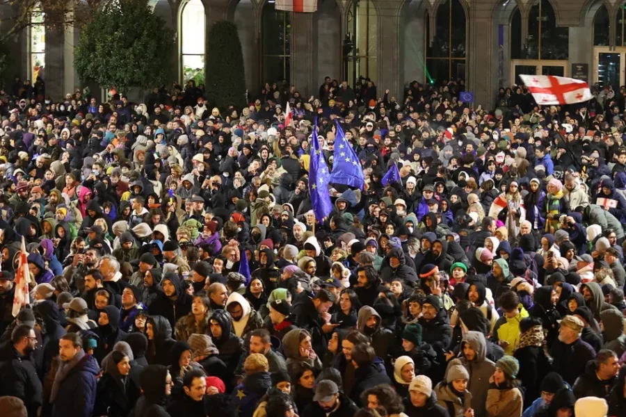 Gürcüstan prezidenti etirazlara qoşuldu Polislə nümayişçilər arasında toqquşma