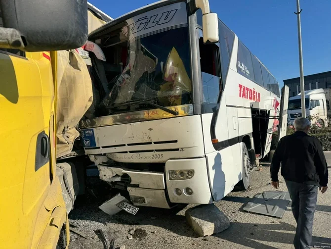 Yevlaxda sərnişin avtobusu TIRa çırpılıb: Yaralı var Xəbər saytı Son xəbərlər və Hadisələr