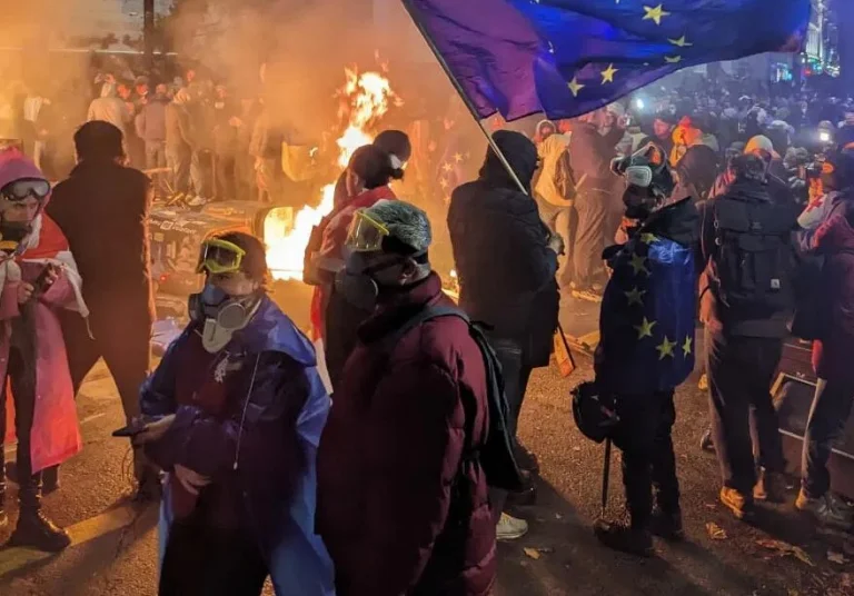 Tbilisidə etirazçılar onlarla polisi yaraladılar, həbs edilənlər var