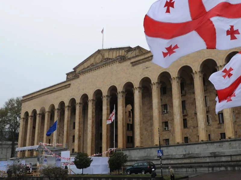 Gürcüstan parlamentində qırmızı səviyyə elan edildi