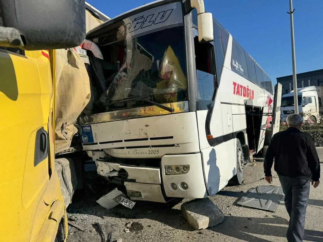 TIR sərnişin avtobusu ilə toqquşdu: Yaralı var FOTO