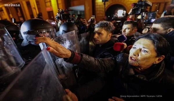 Tarixi an: Prezident aksiyada polisin önünü kəsdi Foto