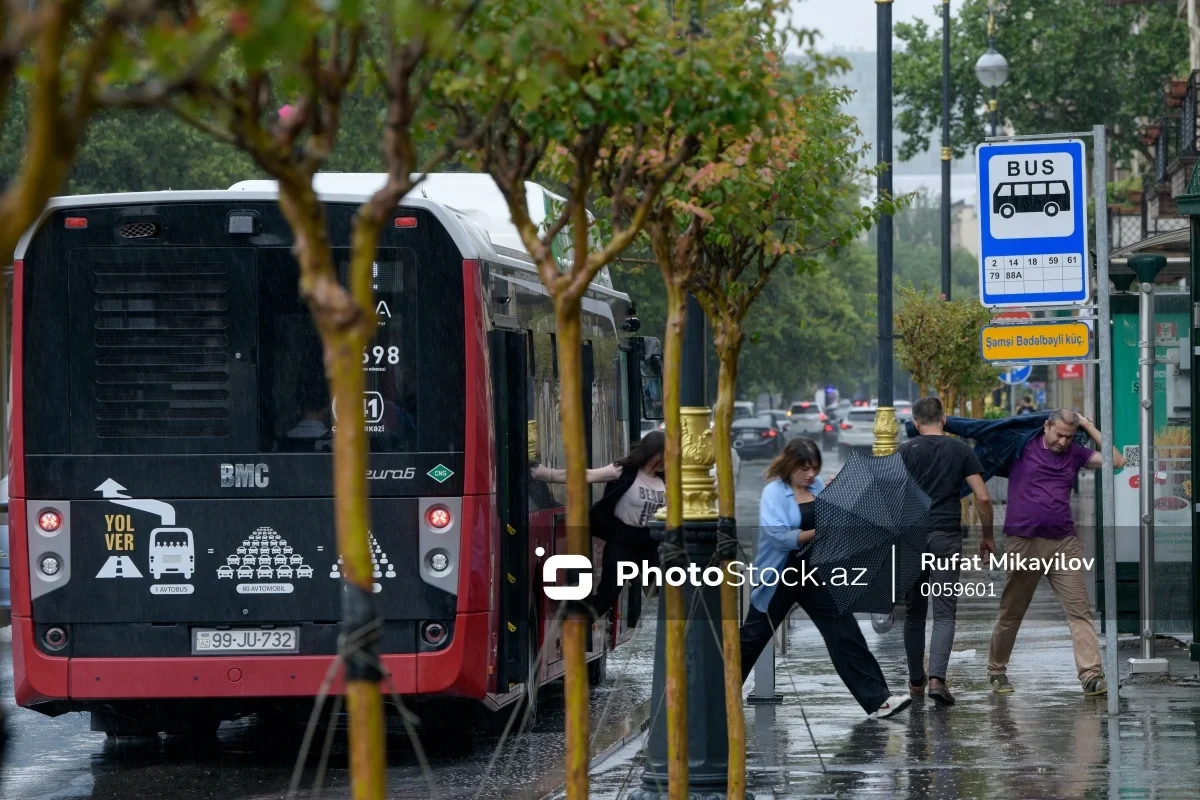 Bakıda sərnişin avtobusunun içinə yağış yağdı KONKRET