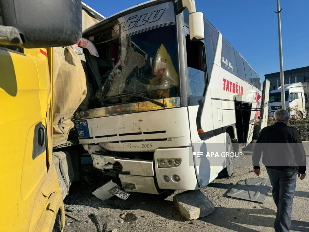 Yevlaxda sərnişin avtobusu TIRa çırpılıb, xəsarət alan var FOTO YENİLƏNİB