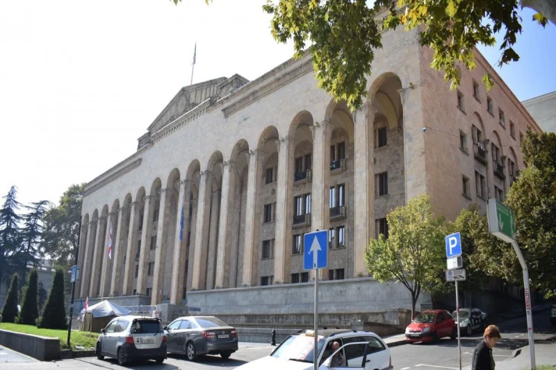 Gürcüstanın parlament binasında qırmızı təhlükəsizlik səviyyəsi elan edildi