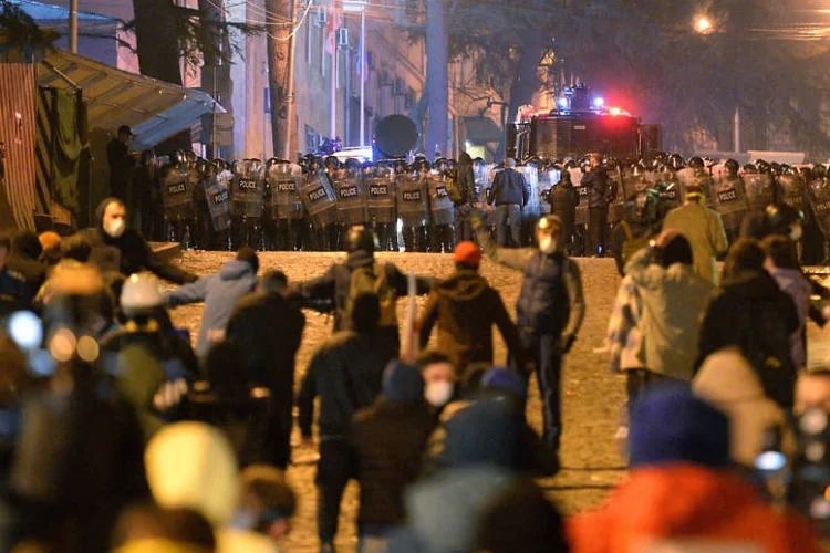 Gürcüstanda etirazçılarla polis arasında qarşıdurma: bir polis yaralanıb