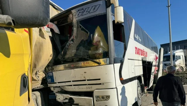 Yevlaxda sərnişin avtobusu TIRa çırpıldı Xəsarət alanlar var