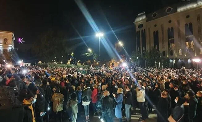 Tbilisidə etiraz aksiyası bərpa edildi polis yaralandı FOTO