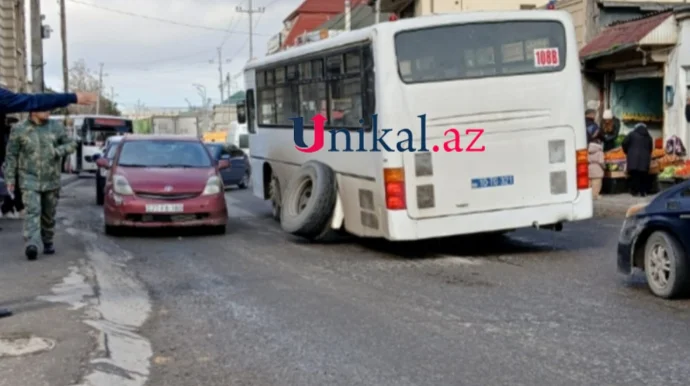 Bakıda avtobusun təkəri qopdu, təhlükəli vəziyyət yarandı FOTO