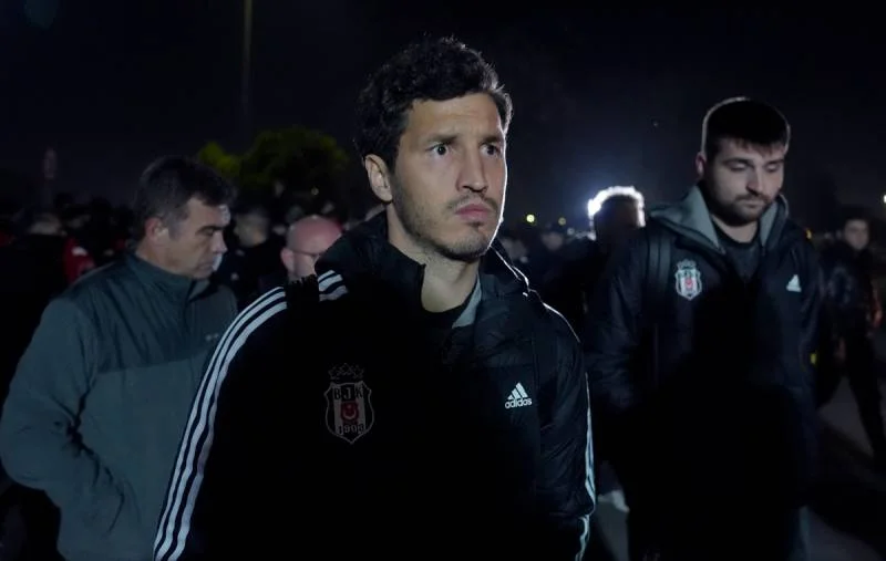 Beşiktaş tərəfdarları hava limanında etiraz keçirdi VİDEO