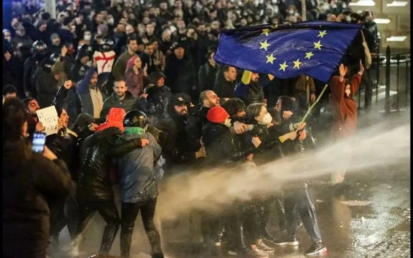 Tbilisidə gecə etirazları zamanı 32 polis xəsarət alıb Azərbaycanda özəl xəbərlər, araşdırmalar, təhlillər və müsahibələrin tək ünvanı