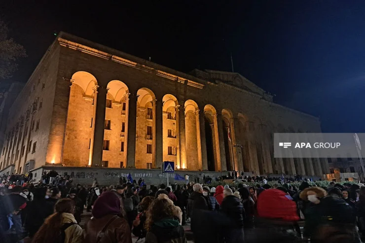 Tbilisidə polis aksiyaya müdaxilə etməyə başladı FOTOVİDEOYENİLƏNİB