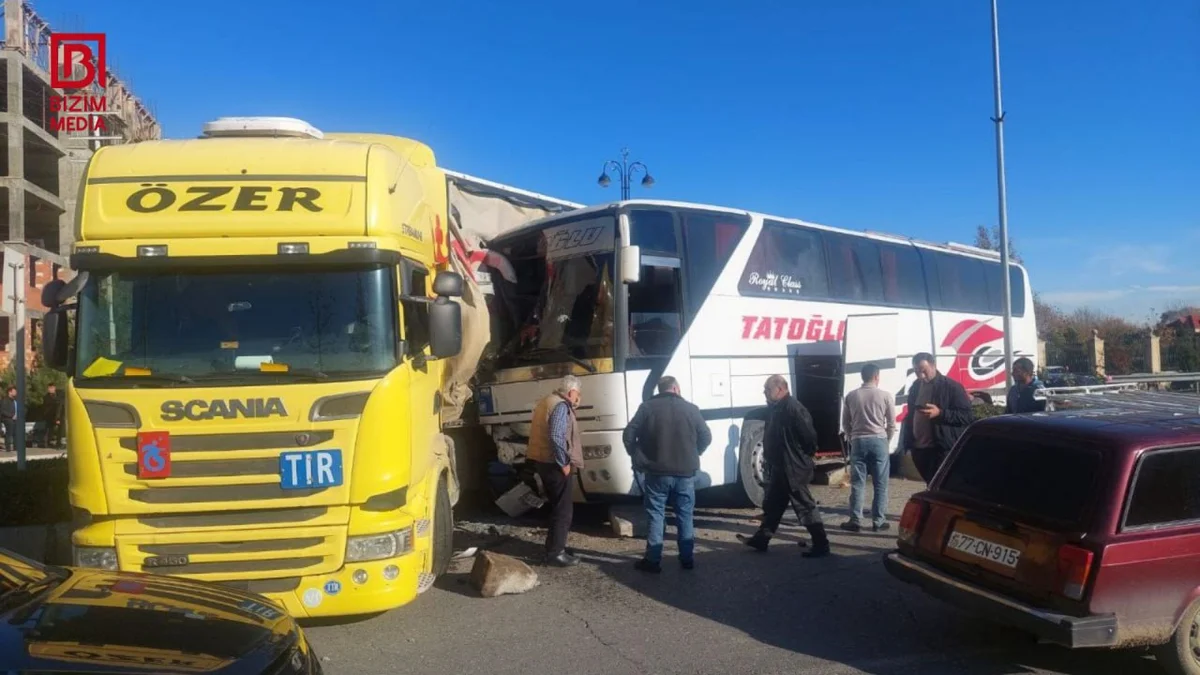 Yevlaxda sərnişin avtobusu QƏZAYA DÜŞDÜ Yaralanan var FOTO