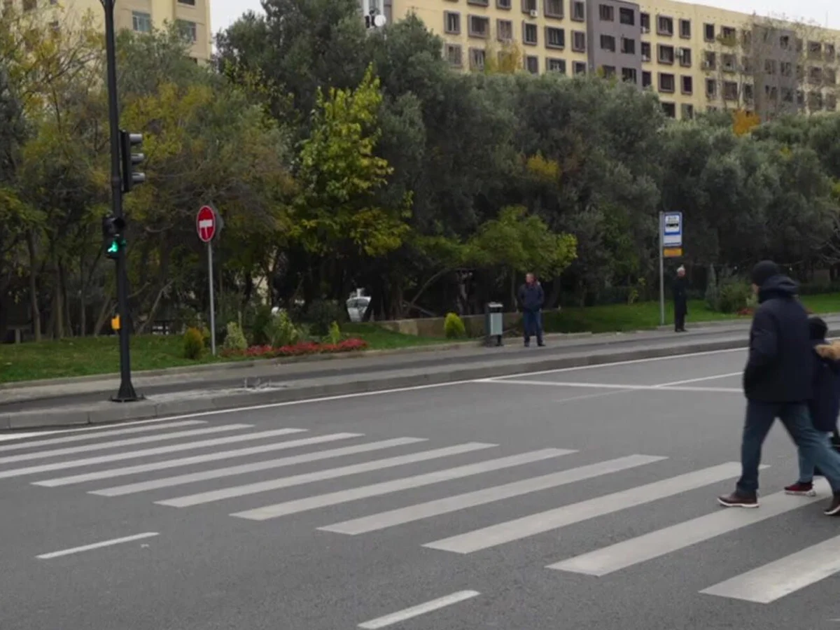 На одном из центральных проспектов Баку установлены новые светофоры ВИДЕО