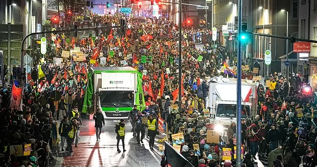 Almaniyada mitinq polislə toqquşmalara çevrildi