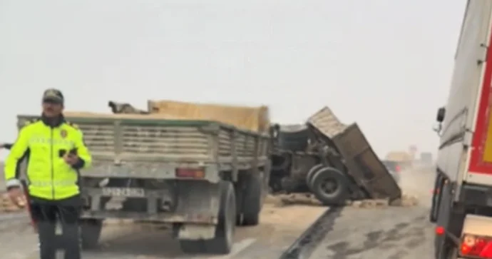 Bakı Qazax yolunda iki KamAZ toqquşdu, biri aşdı VİDEO