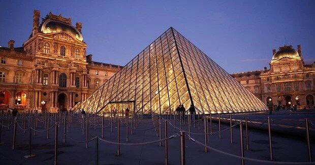 Лувр повысит цены на билеты для туристов из стран вне ЕС