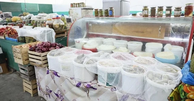Соленья и молочная продукция неизвестного происхождения: на бакинском рынке выявлены нарушения