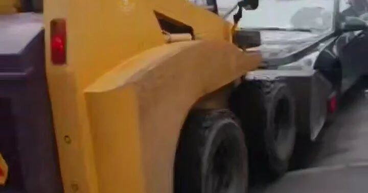 Водитель спецтехники разгромил машины в России ВИДЕО