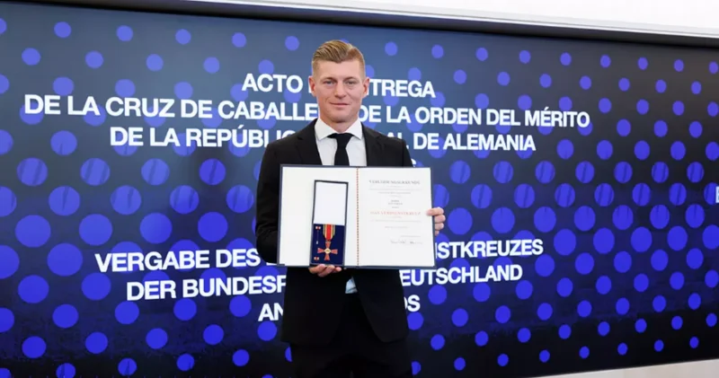 Toni Kroosa Almaniyanın Cəngavər Xaçı ordeni verildi Bernabeu da