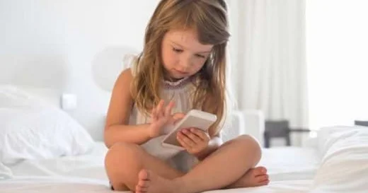 Uşaq və telefon: Oyuncaqdır, yoxsa təhlükə?