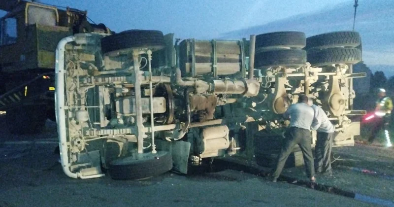 Kürdəmirdə mişar daşı ilə dolu olan yük maşını aşdı VİDEO