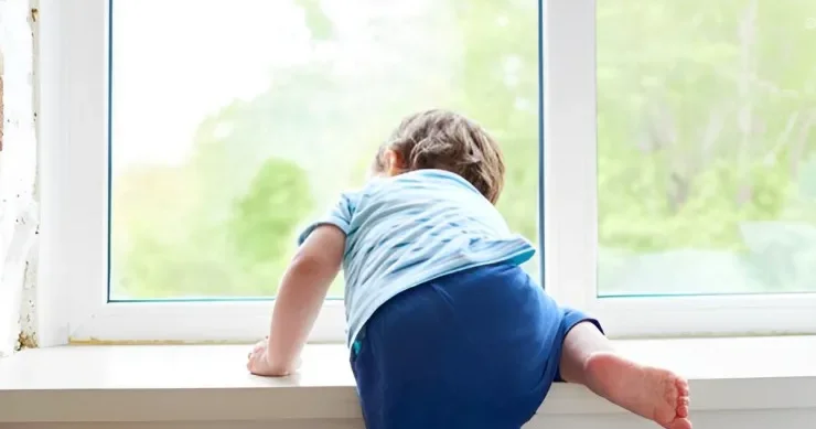 Bakıda DƏHŞƏT: 3 yaşlı uşaq ikinci mərtəbədən yıxıldı