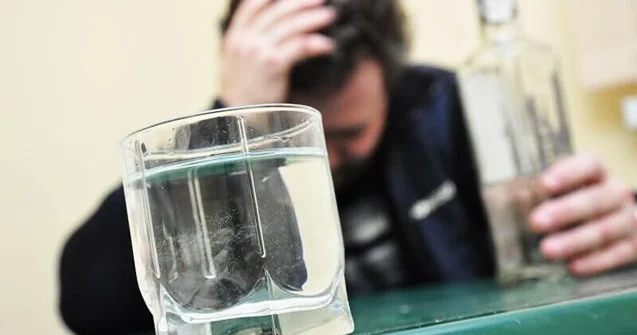 Həddən artıq araq içən kişi öldü