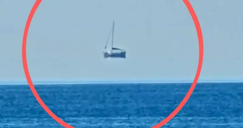 Göydə üzən qayıq...